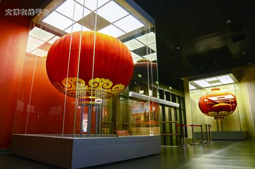  开国大典时装饰天安门城楼使用的大红灯笼