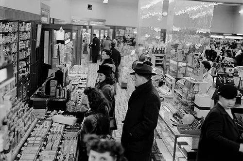  上世纪50年代，美国纽约的一家药店。
