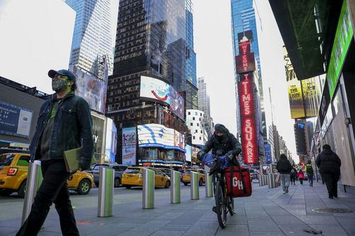 11月18日，行人走在美国纽约时报广场。新华社记者王迎摄