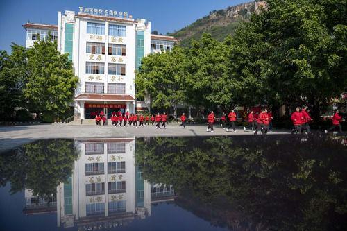 华坪女高学生从教学楼跑向食堂吃饭（11月30日摄）。新华社发（陈欣波 摄）