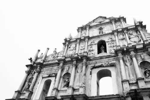 （图：澳门著名景点“大三巴牌坊”旧照。）