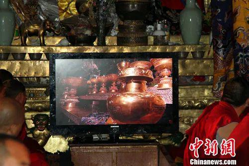  资料图：2010年7月4日清晨，第五世德珠活佛转世灵童金瓶掣签仪式在拉萨大昭寺释迦牟尼佛像前庄严举行。中新社发 徐长安 摄