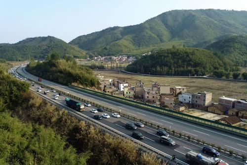 2021春运期间，广贺高速广宁路段车流情况