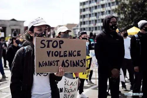 4月4日，美国民众聚集在奥克兰街头抗议&nbsp; 图：新华社