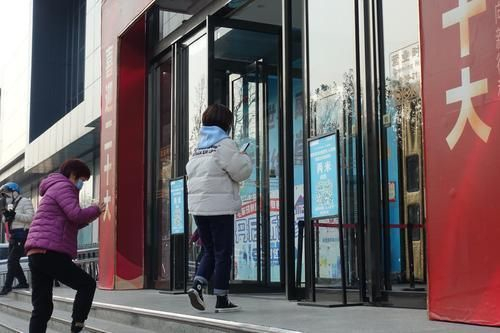 航海路与经开第一大街交叉一个商场，市民只需扫码出示绿码即可进入商场