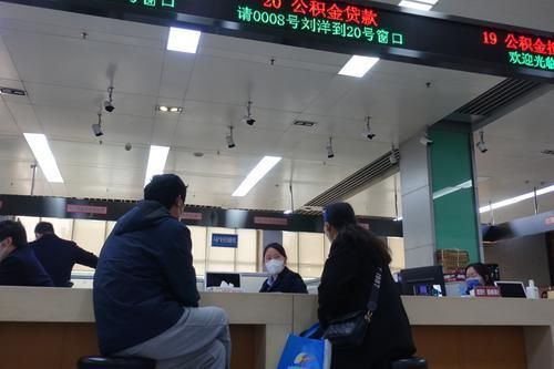 　　随着郑州社会面逐步恢复开放、居民生活逐步恢复正常，整个城市热闹了起来。图为经济技术开发区政务服务中心，开始办理业务的居民。