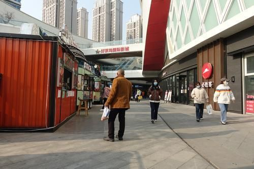 航海路与经开第五大街交叉一个商场，市民已经可以畅快购物消费了