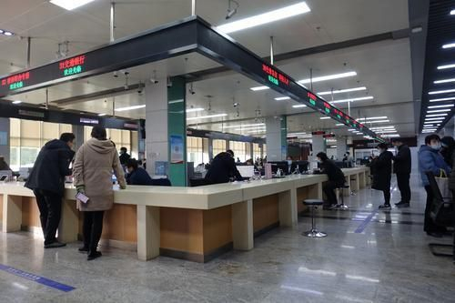 　　随着郑州社会面逐步恢复开放、居民生活逐步恢复正常，整个城市热闹了起来。图为经济技术开发区政务服务中心，开始办理业务的居民。