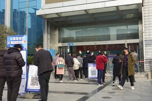 　　随着郑州社会面逐步恢复开放、居民生活逐步恢复正常，整个城市热闹了起来。图为经济技术开发区政务服务中心，开始办理业务的居民。