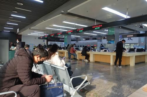 　　随着郑州社会面逐步恢复开放、居民生活逐步恢复正常，整个城市热闹了起来。图为经济技术开发区政务服务中心，开始办理业务的居民。