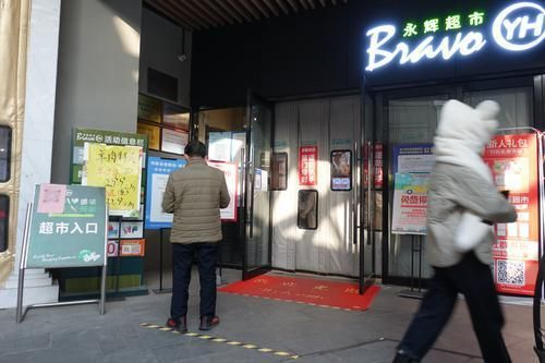 航海路与经开第五大街交叉一个商场，市民只需扫码展示绿码即可进入商场