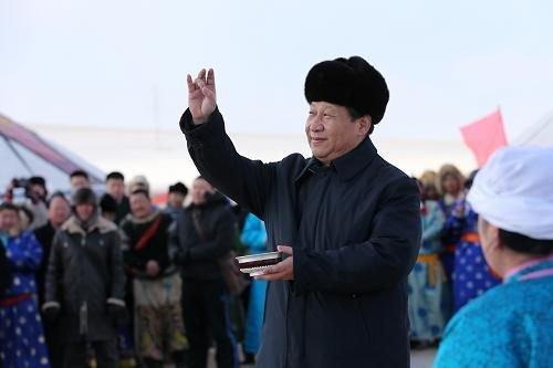 △2014年1月27日，在内蒙古锡林浩特市宝力根苏木（乡）冬季那达慕“五畜祈福”仪式上，习近平总书记按照蒙古族习俗，用无名指蘸上银碗盛着的鲜牛奶弹了三下，祝福来年风调雨顺，五畜兴旺，人民幸福安康。