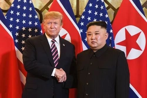 　　2019年2月27日，在越南首都河内，朝鲜最高领导人金正恩（右）与美国总统特朗普会面。图源：新华社