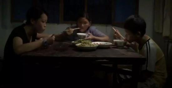 　　一对父母为了让孩子将来能接受更好的教育，摆脱艰苦的农村生活，选择离开他们到外地打工，两个孩子便成为了留守儿童。/&nbsp;电影《归途列车》