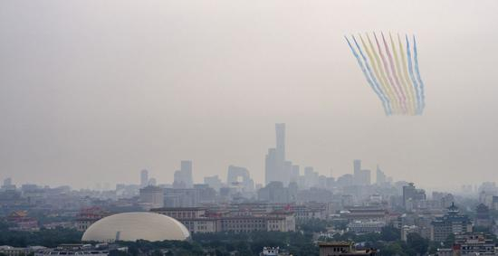 　　7月1日上午，庆祝中国共产党成立100周年大会在北京天安门广场隆重举行。这是飞行庆祝表演。新华社记者 费茂华 摄