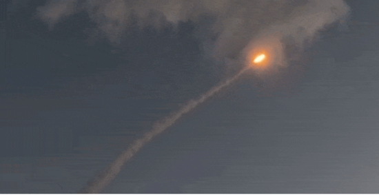 伊朗伊斯兰革命卫队发布的“真实承诺4”第20波军事行动画面 图：央视新闻微信端