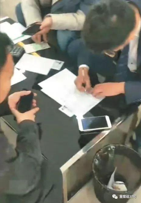 ▲11 月份，车牌买卖中介人员提供的客户签约现场照片。