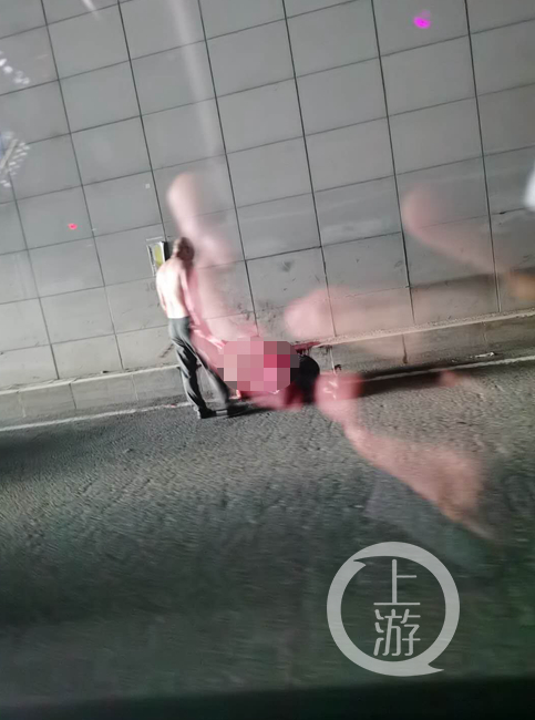  ▲被捅伤的男子倒在血泊之中。图片来源/网传视频截图