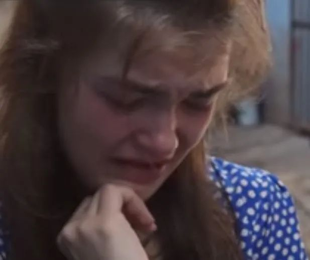 一位博主在实地探访中哭泣