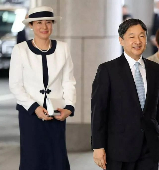  ·行走时，雅子（左）要和丈夫德仁保持一定距离。