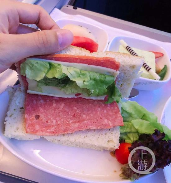▲机上餐饮服务被指缩水,以前的主食正餐被三明治替代。图片来源:飞客茶馆网友