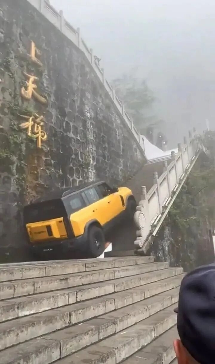 湿滑险峻的天门山天梯