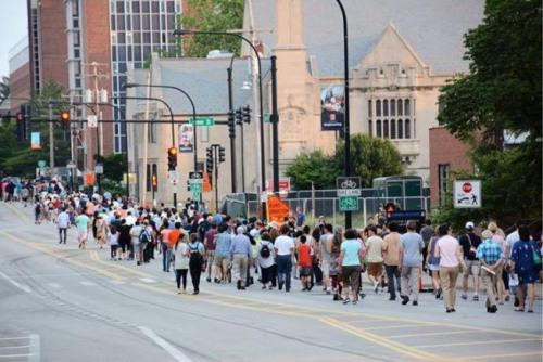 　　资料图：2017年6月29日傍晚，香槟伊大校园内，数百名关心章莹颖失踪案的学生、民众，参与了祈祷平安返家的步行与音乐会。（美国《世界日报》）