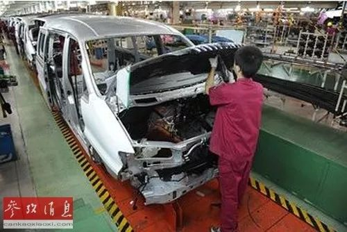 ▲资料图片：工人在汽车生产车间工作。