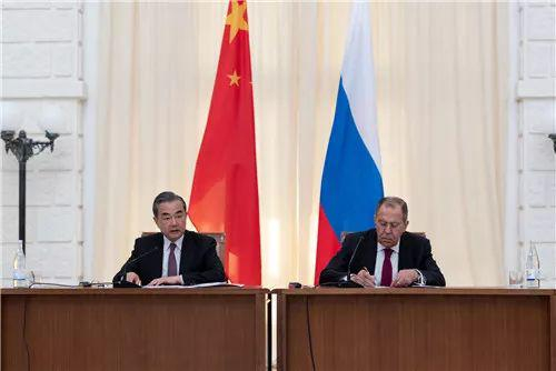  ▲当地时间2019年5月13日，国务委员兼外交部长王毅在索契同俄罗斯外长拉夫罗夫会谈后共同会见记者。（外交部网站）