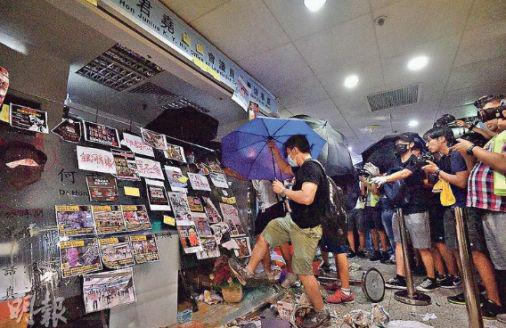  何君尧位于荃湾荃丰中心的议员办事处22日遭破坏（图片来源：香港《明报》）