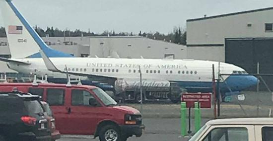 飞机回程抵达阿拉斯加 图自CNBC视频截图