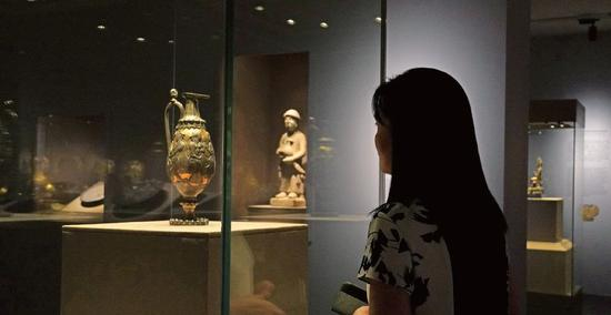 观众参观“吐蕃时期艺术珍品展”展品。供图/ 敦煌研究院