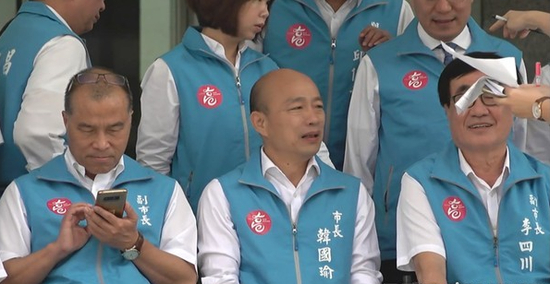韩国瑜率市府一级主管拍“毕业照”（图源：台湾东森新闻云）