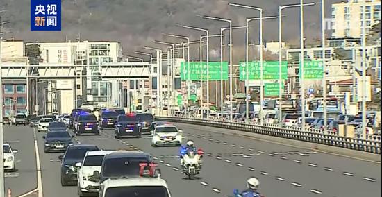當地時間1月15日,數臺韓國總統警衛處車輛駛出總統官邸。尹錫悅日