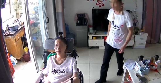 陈某照顾李小中的日常图/视频截图