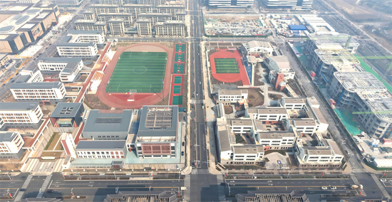 △北京四中雄安校区、史家胡同小学雄安校区等北京援建项目平稳运行。（总台国广记者李晋摄）