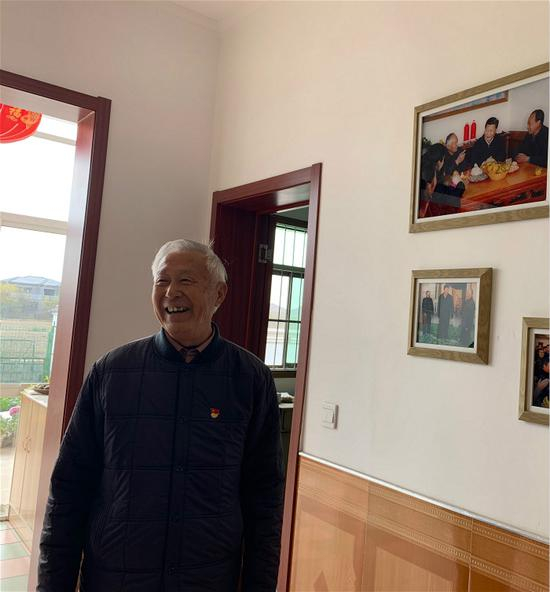  洪家勇向客人介绍起习总书记来家里的情景，高兴得合不拢嘴（央视网郑芳摄）
