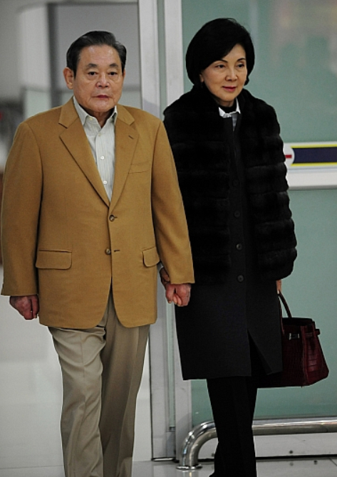  ·洪罗喜出门装扮以素色为主。