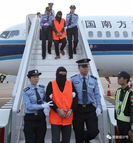 　　▲10月26日，17名外逃经济犯罪嫌疑人被集中押解回国。其中包括“佰亿猫”、“牛牛通宝”等案嫌疑人。 公安部供图