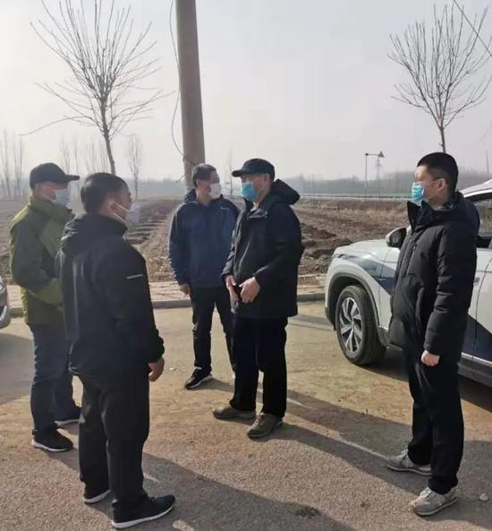  2020年，宋晓督导疫情防控落实情况（右一）。