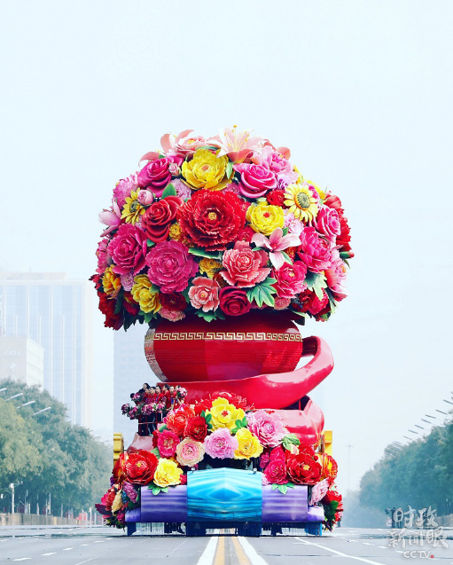 △这是国庆盛典群众游行中，名为“祖国万岁”的花车正在入场。（央视记者魏帮军拍摄）