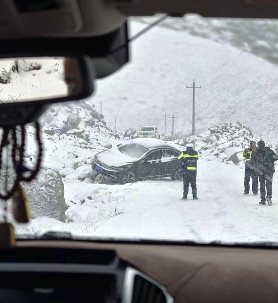  ▲救援人员寻找失联女子