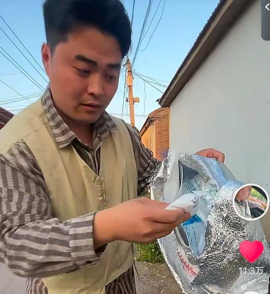 ▲“程大叔”在垃圾桶找到自家榴莲的包装袋&nbsp;视频截图