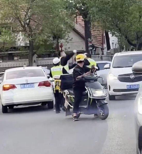 天津两名交警当街打架斗殴。（网传视频截图）