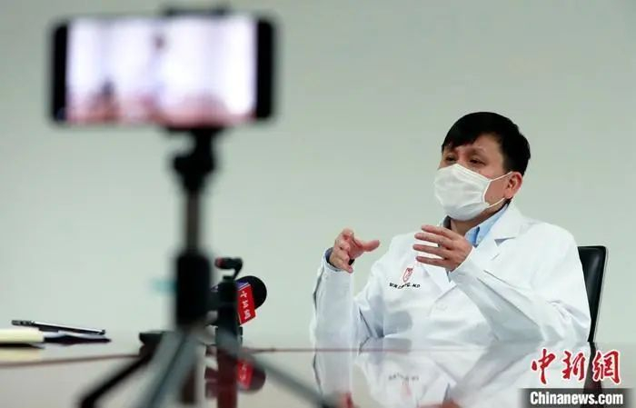  张文宏接受中新社记者专访&nbsp;&nbsp;中新社记者 汤彦俊 摄