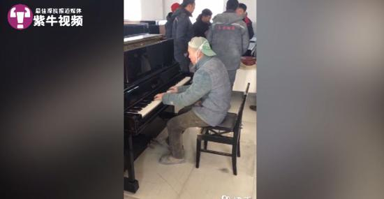  董宇穿着工作服在弹钢琴
