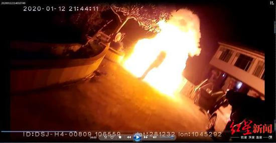△&nbsp;朱某贵点燃疑似爆炸物后腾起的火球。