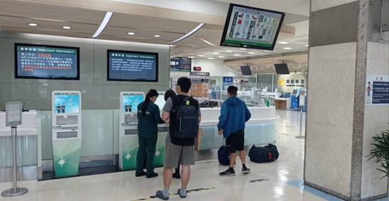  高雄机场等待登机的乘客（台媒图）