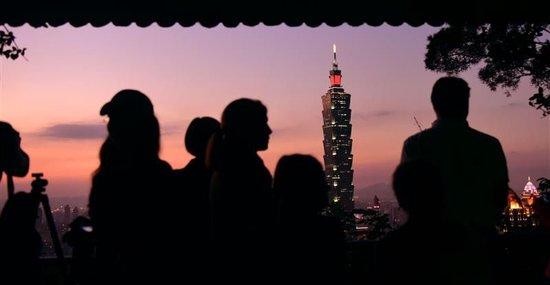 台北著名的101大楼是台湾最高建筑，每天都吸引众多市民和游客到象山上眺望和拍摄。    新华社记者 朱祥 摄