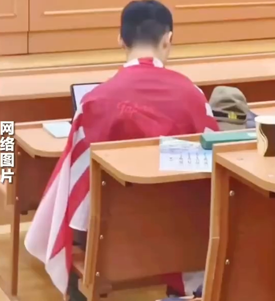 近日，莫斯科大学一名中国留学生在课堂身披旭日旗的画面在网络传播 图源：“中国新闻社”微信公众号